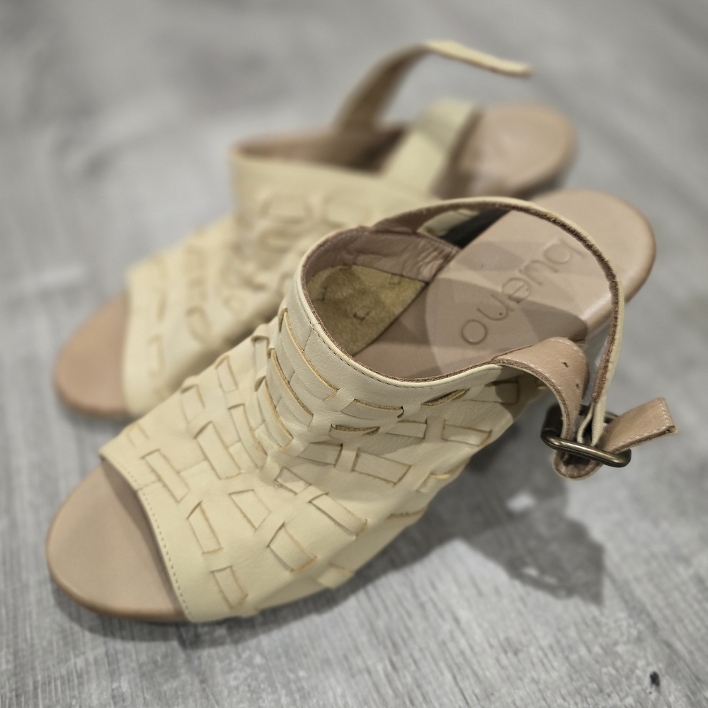 Bueno Women's Tan Woven Sandals
